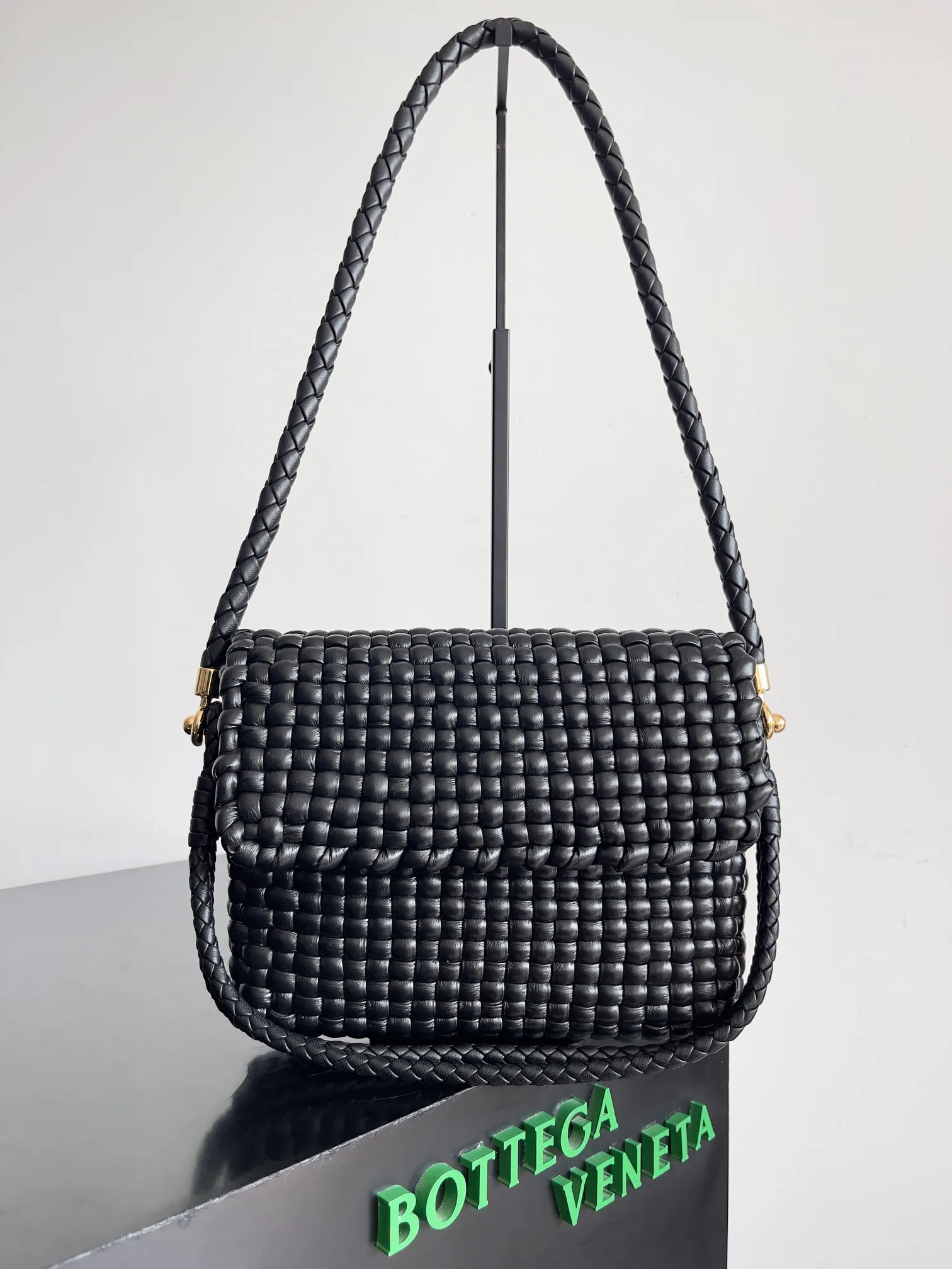 Batch 3120 Reshape the classics, Swing is back, BOTTEGA VENETA Bottega Veneta women's Swing shoulder bag is made of tubular quilted weaving technology. The unique vertical weaving of the bag is impressive. The overall style reveals a medieval style, which is in line with the current retro trend. It is simple and versatile without losing personality. It can be adapted to different styles for work and commuting. Both cross-body and hand carry are created with everyone in mind. It is a bag that does not lose its practicality and beauty [Hop Jump] [Hop Jump] Style No.: 764073 Size: 25*19*6